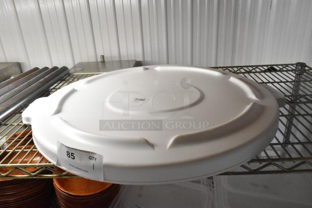 Rubbermaid® FG264560WHT BRUTE 44 Gallon Trash Can Lid, white, brand new with scratch and dent, label indicating auction lot 85.