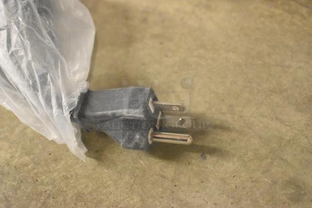 Close-up of power plug for Avantco 177ID18DB Double Induction Range, 208-240V, brand new with minor cosmetic imperfections.