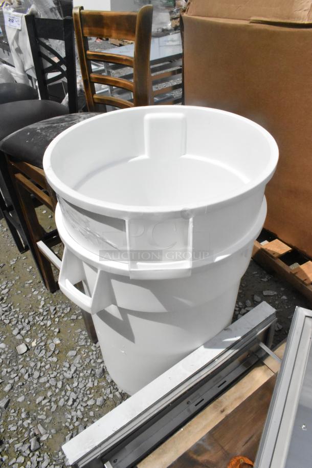 Bakers Mark 176IBRND32W white poly ingredient bin, scratch and dent, brand new, large capacity, sturdy handles.