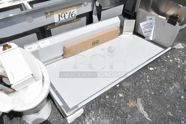 BRAND NEW SCRATCH AND DENT! Regency 600CDT60L, 16 Gauge 5' Clean Dish Table, left drainboard, minor visible damage.