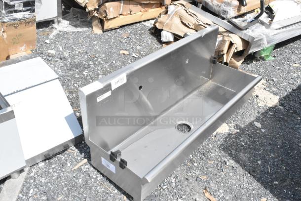 Brand new Regency 600HSMS1848 stainless steel underbar ice bin, 18"x30", with sliding lid, bottle holders, 98 lb capacity.