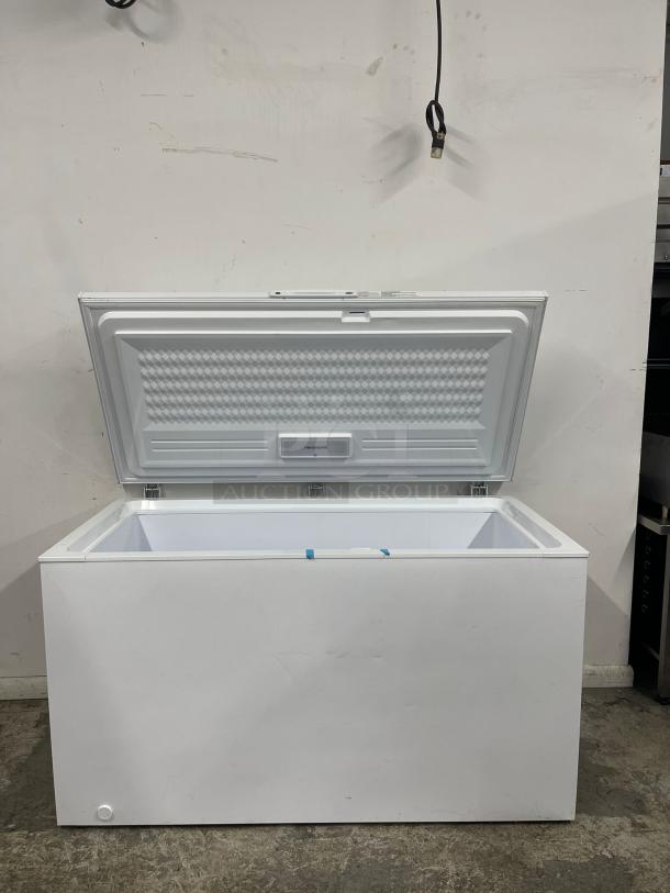 MAGIC CHEF 8.7 cu. ft. Manual Defrost Chest Freezer in White - Image 1 of 6