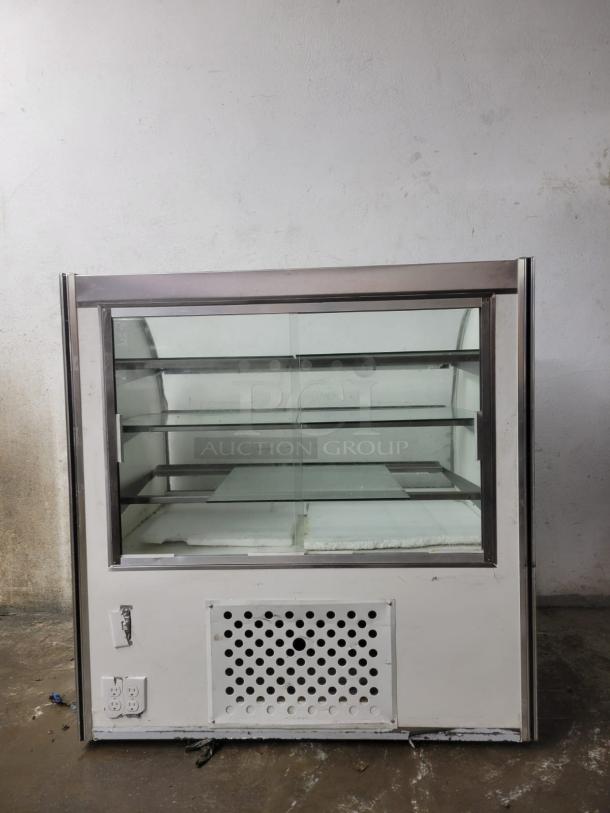 Leader CVK48 - 48" Curved Glass Refrigerated Bakery Display Case - Counter Height - Image 2 of 4