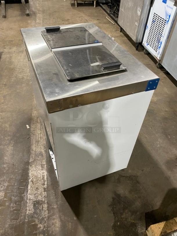 Master-Bilt Commercial White 32" Ice Cream Dipping Cabinet! With Flip-Open Lid! With Poly Coated Wire Rack! Model: DC-2S SN: 0006854-32202-C! 115V 1 Phase! - Image 2 of 7