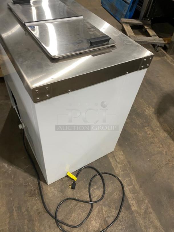 Master-Bilt Commercial White 32" Ice Cream Dipping Cabinet! With Flip-Open Lid! With Poly Coated Wire Rack! Model: DC-2S SN: 0006854-32202-C! 115V 1 Phase! - Image 4 of 7