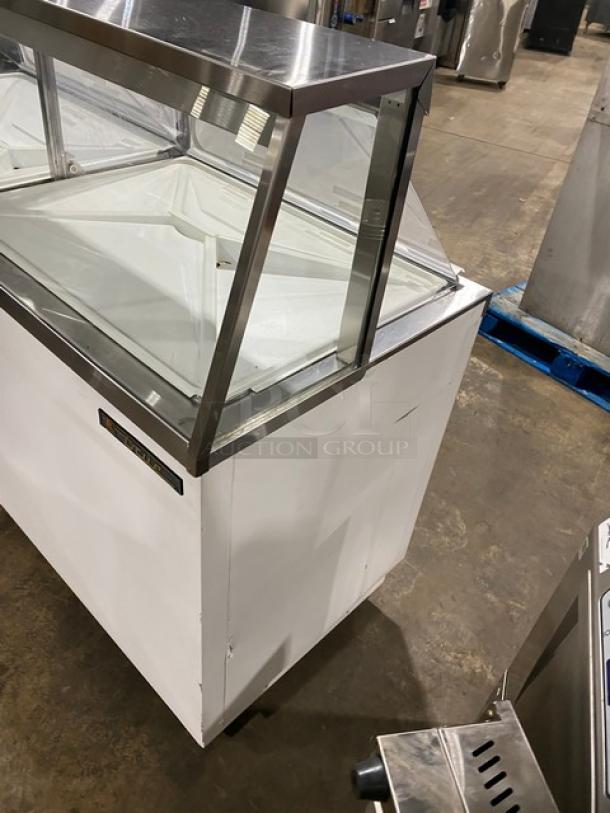 True Commercial White 67" Ice Cream/Frozen Yogurt Dipping Cabinet Freezer! With Serve Over Sneeze Guard! With Poly Coated Wire Racks! Model: TDC-67 SN: 7889412! 115V 1 Phase! On Casters! - Image 2 of 7