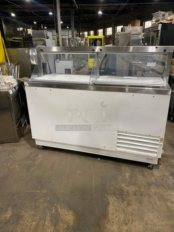True Commercial White 67" Ice Cream/Frozen Yogurt Dipping Cabinet Freezer! With Serve Over Sneeze Guard! With Poly Coated Wire Racks! Model: TDC-67 SN: 7889412! 115V 1 Phase! On Casters! - Image 4 of 7