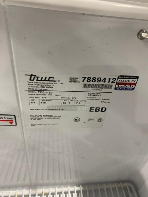 True Commercial White 67" Ice Cream/Frozen Yogurt Dipping Cabinet Freezer! With Serve Over Sneeze Guard! With Poly Coated Wire Racks! Model: TDC-67 SN: 7889412! 115V 1 Phase! On Casters! - Image 6 of 7