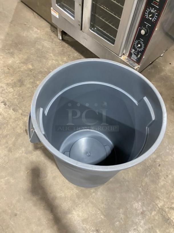 NEW! Carlisle Bronco Series Commercial Gray 32 Gal. Round Trash/Waste Can! Model: 34103223! 2X Your Bid! - Image 3 of 6