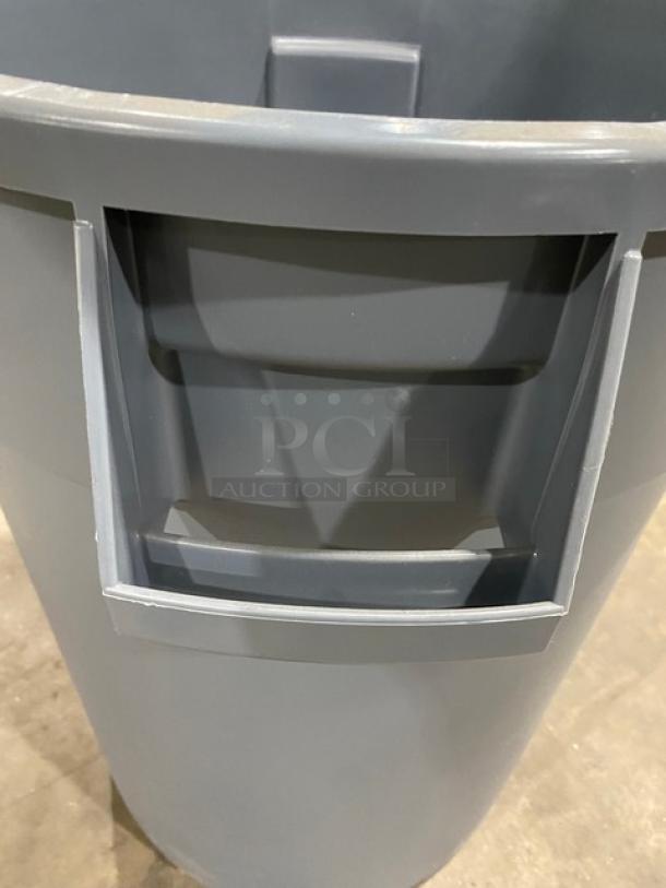 NEW! Carlisle Bronco Series Commercial Gray 32 Gal. Round Trash/Waste Can! Model: 34103223! 2X Your Bid! - Image 5 of 6
