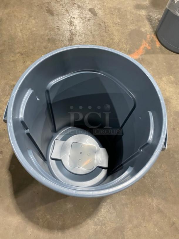 NEW! Rubbermaid BRUTE Series Commercial Gray 32 Gal. Round Trash/Waste Can! Model: FG263200GRAY! 2X Your Bid! - Image 3 of 7