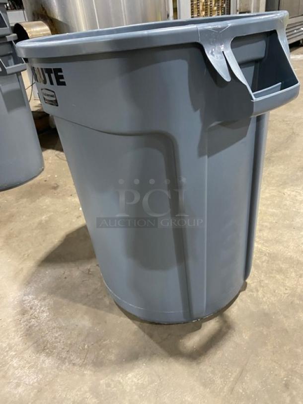 NEW! Rubbermaid BRUTE Series Commercial Gray 32 Gal. Round Trash/Waste Can! Model: FG263200GRAY! 2X Your Bid! - Image 4 of 7