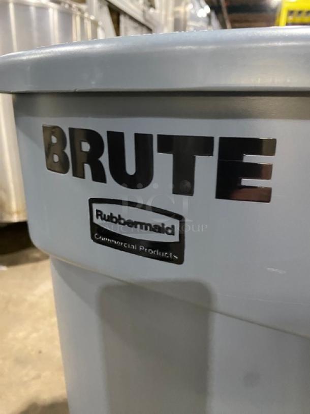 NEW! Rubbermaid BRUTE Series Commercial Gray 32 Gal. Round Trash/Waste Can! Model: FG263200GRAY! 2X Your Bid! - Image 5 of 7