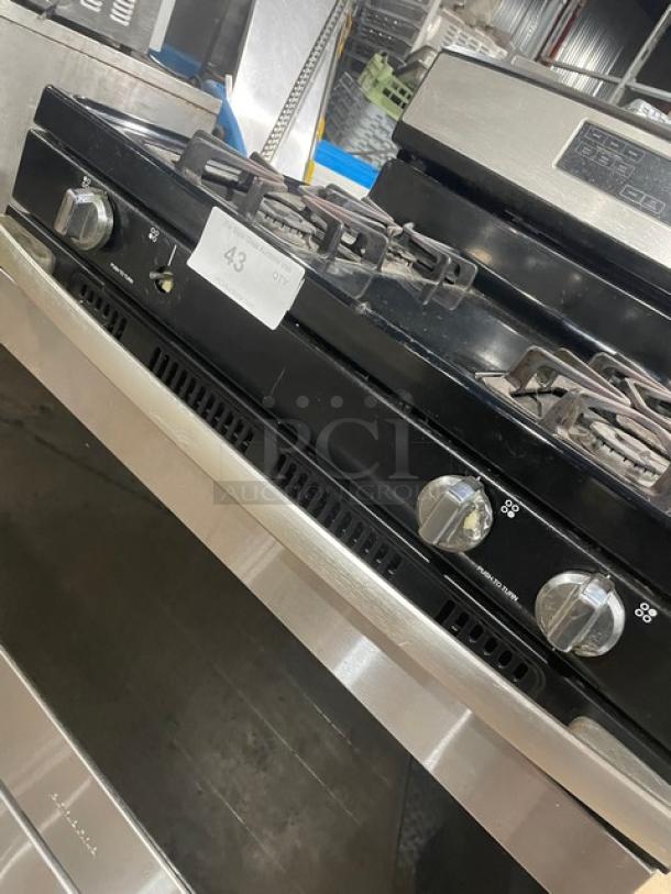 Amana Commercial Stainless Steel/Black Coated Natural Gas Powered 4 Burner Range/Oven Combo! With Digital Push Button Controls! With Wired Oven Rack! - Image 8 of 9