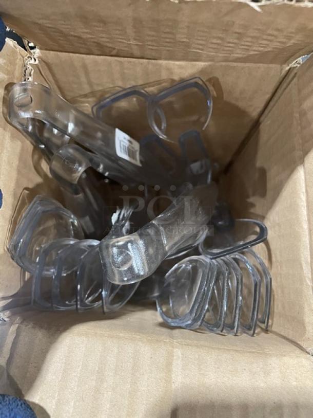BRAND NEW! Cambro Lugano Series Commercial Clear 9" Easy-Grasp Serving/Utility Tongs! Model: TGG9135! ALL ONE MONEY! - Image 6 of 6