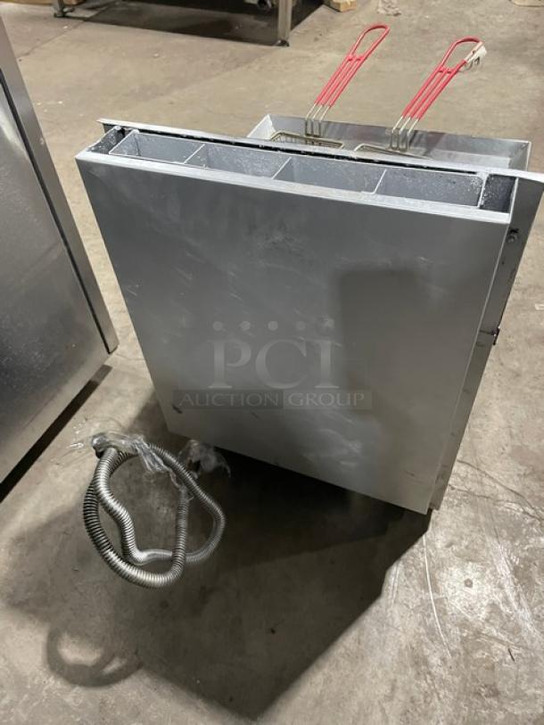 Cecilware Commercial Stainless Steel Natural Gas Powered Countertop Deep Fat Fryer! With Back Splash! With Frying Baskets! SN: 054821! On Legs! - Image 4 of 9