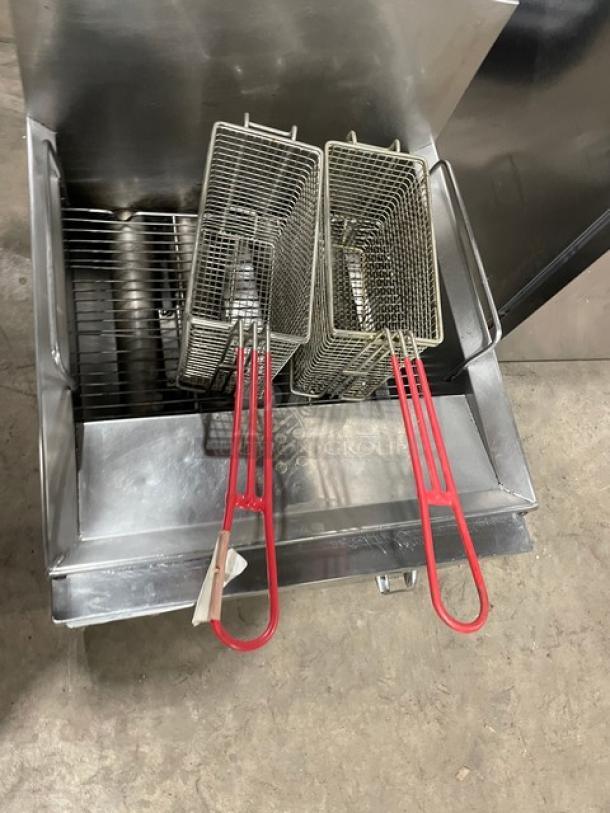 Cecilware Commercial Stainless Steel Natural Gas Powered Countertop Deep Fat Fryer! With Back Splash! With Frying Baskets! SN: 054821! On Legs! - Image 5 of 9