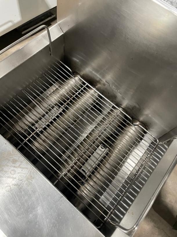 Cecilware Commercial Stainless Steel Natural Gas Powered Countertop Deep Fat Fryer! With Back Splash! With Frying Baskets! SN: 054821! On Legs! - Image 6 of 9