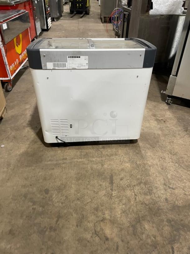 Liebherr Commercial White Curved Double Glass Sliding-Top Ice Cream/Frozen Yogurt Merchandiser Display Chest Freezer! With Poly Coated Wire Baskets! Model: EFI2053 SN: 60.461.459.7! 115V! On Casters! - Image 3 of 7