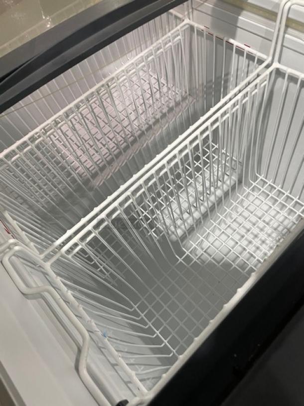 Liebherr Commercial White Curved Double Glass Sliding-Top Ice Cream/Frozen Yogurt Merchandiser Display Chest Freezer! With Poly Coated Wire Baskets! Model: EFI2053 SN: 60.461.459.7! 115V! On Casters! - Image 6 of 7