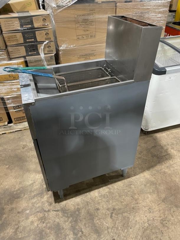Anets Commercial Stainless Steel Natural Gas Powered 40 Lb. Deep Fat Fryer! With Back Splash! With Frying Baskets! Model: SLG40 SN: G16CA014096! On Legs! - Image 3 of 8