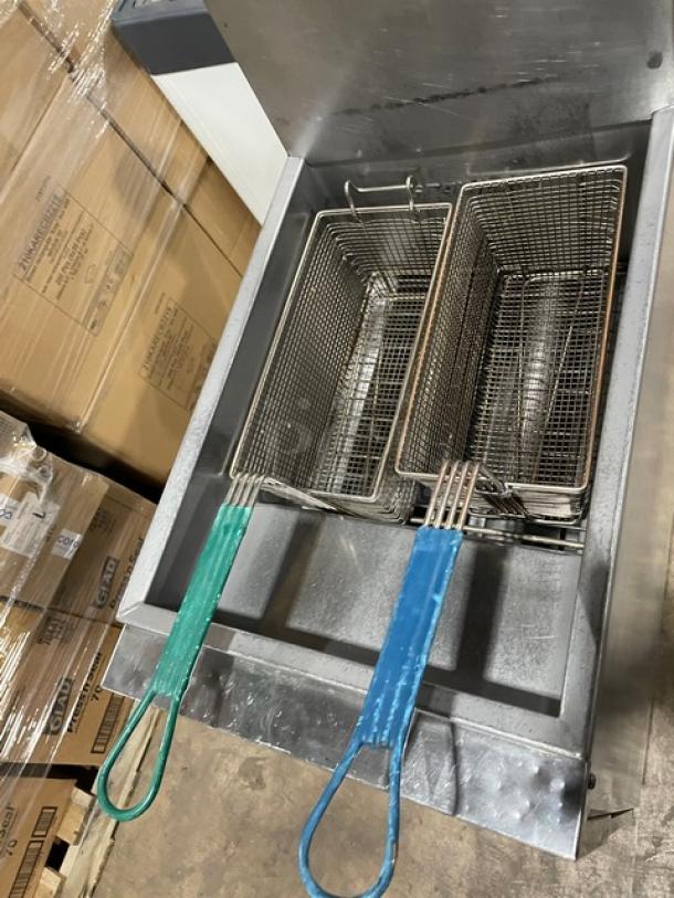 Anets Commercial Stainless Steel Natural Gas Powered 40 Lb. Deep Fat Fryer! With Back Splash! With Frying Baskets! Model: SLG40 SN: G16CA014096! On Legs! - Image 5 of 8