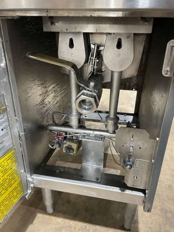 Anets Commercial Stainless Steel Natural Gas Powered 40 Lb. Deep Fat Fryer! With Back Splash! With Frying Baskets! Model: SLG40 SN: G16CA014096! On Legs! - Image 6 of 8