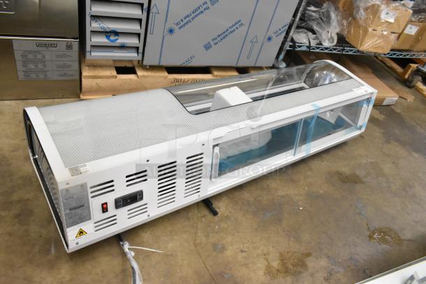 BRAND NEW SCRATCH AND DENT! Avantco 360RSD53HC 53" Countertop Refrigerated Sushi Display Case Merchandiser. 110-120 Volts, 1 Phase. - Image 4 of 7