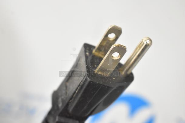 Close-up of a power plug from a 2021 Avantco 928BL2T64 2 hp Commercial Blender, 120V, 1 Phase.