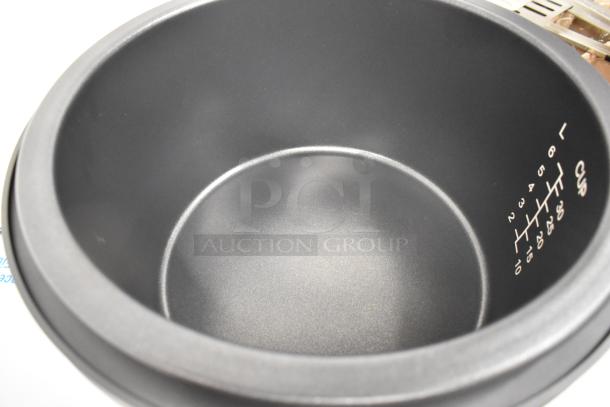BRAND NEW SCRATCH AND DENT! Avantco 177RWB60W RT-3415 60 Cup Sealed Woodgrain Electric Rice Warmer. 120 Volts, 1 Phase. - Image 6 of 8