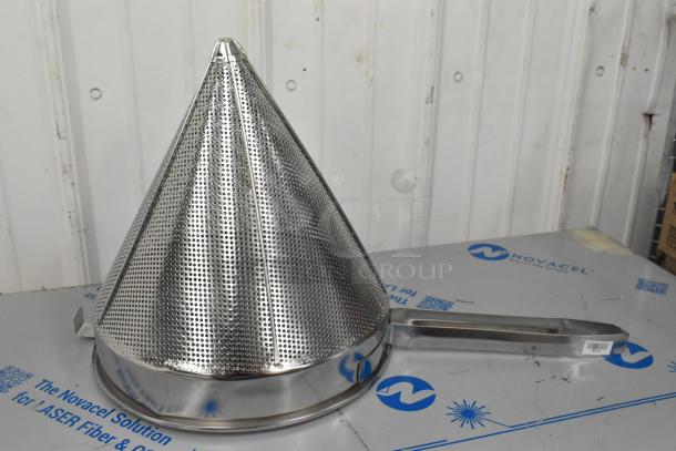 2 BRAND NEW SCRATCH AND DENT! Items Including Vollrath 47178 12" Coarse China Cap Strainer and Metal Fry Basket. 2 Times Your Bid! - Image 3 of 10