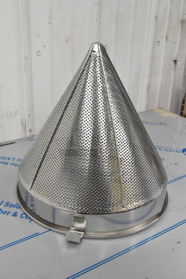 2 BRAND NEW SCRATCH AND DENT! Items Including Vollrath 47178 12" Coarse China Cap Strainer and Metal Fry Basket. 2 Times Your Bid! - Image 4 of 10