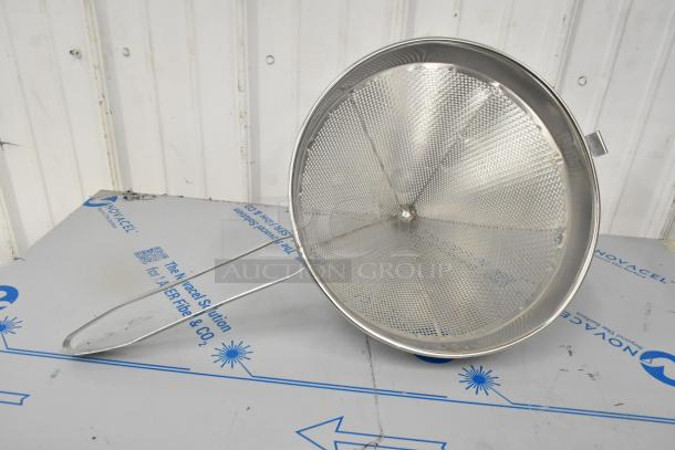 2 BRAND NEW SCRATCH AND DENT! Items Including Vollrath 47178 12" Coarse China Cap Strainer and Metal Fry Basket. 2 Times Your Bid! - Image 6 of 10