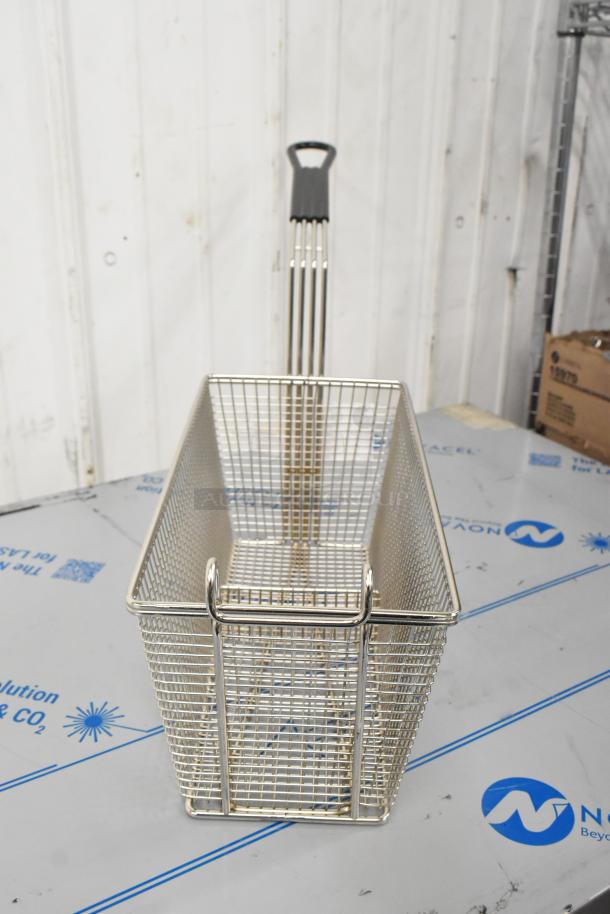 2 BRAND NEW SCRATCH AND DENT! Items Including Vollrath 47178 12" Coarse China Cap Strainer and Metal Fry Basket. 2 Times Your Bid! - Image 9 of 10