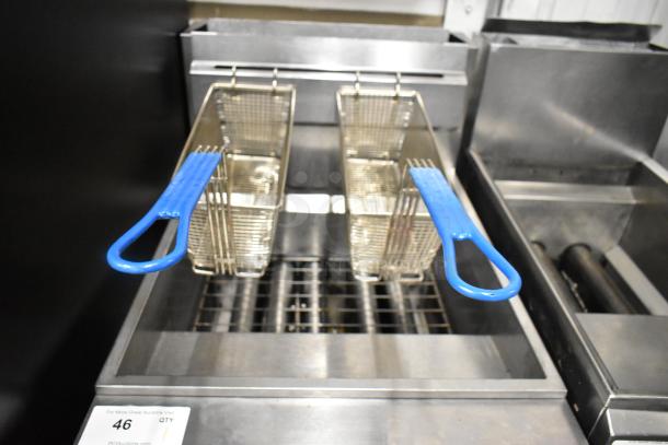 USR Cookline Stainless Steel Commercial Floor Style Deep Fat Fryer w/ 2 Metal Fry Baskets. - Image 2 of 6
