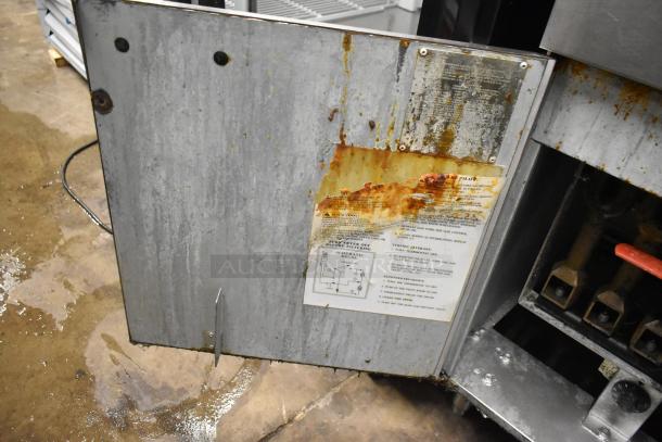 USR Cookline Stainless Steel Commercial Floor Style Deep Fat Fryer w/ 2 Metal Fry Baskets. - Image 6 of 6