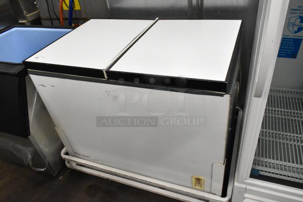Metal Chest Freezer w/ Center Hinge Lid. 115 Volts, 1 Phase. - Image 1 of 8