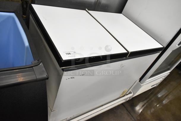 Metal Chest Freezer w/ Center Hinge Lid. 115 Volts, 1 Phase. - Image 2 of 8