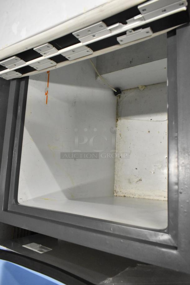 Metal Chest Freezer w/ Center Hinge Lid. 115 Volts, 1 Phase. - Image 3 of 8