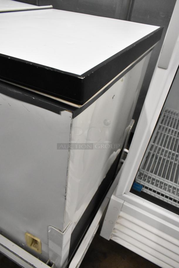 Metal Chest Freezer w/ Center Hinge Lid. 115 Volts, 1 Phase. - Image 6 of 8