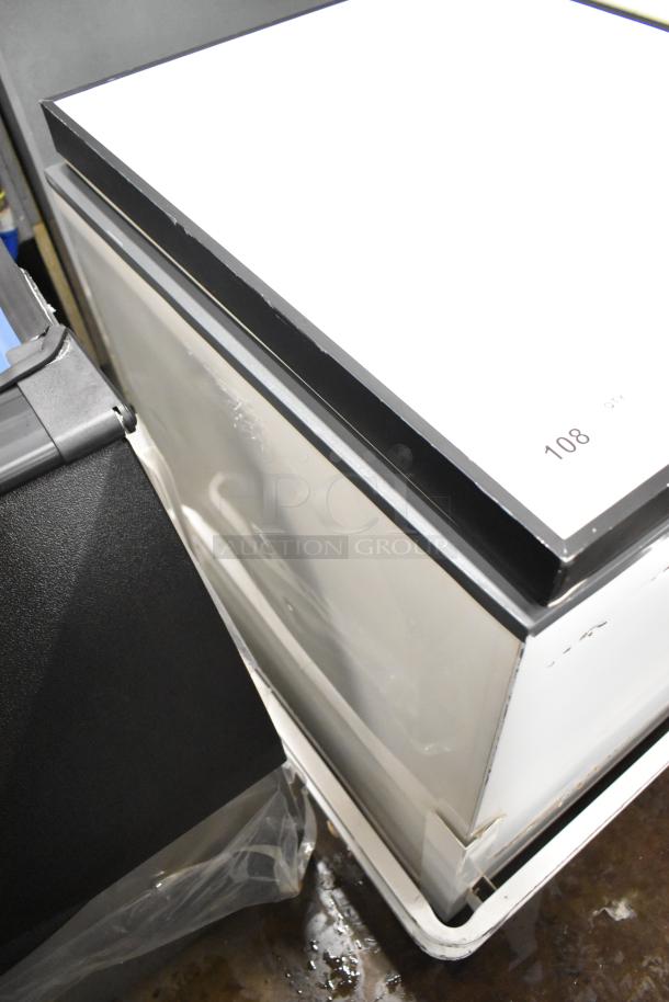 Metal Chest Freezer w/ Center Hinge Lid. 115 Volts, 1 Phase. - Image 7 of 8