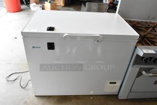 Excellence E8020055 Metal Chest Freezer. 115 Volts 1 Phase. Cannot Test Due To Cut Power Cord - Item #1194006