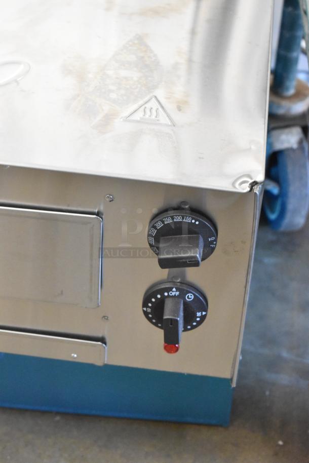 BRAND NEW SCRATCH AND DENT! Avantco 177CPO16TS Stainless Steel Countertop Pizza / Snack Oven with Adjustable Thermostatic Control. 120 Volts, 1 Phase. - Image 3 of 8