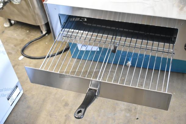 BRAND NEW SCRATCH AND DENT! Avantco 177CPO16TS Stainless Steel Countertop Pizza / Snack Oven with Adjustable Thermostatic Control. 120 Volts, 1 Phase. - Image 4 of 8