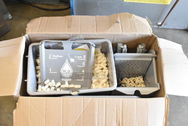 BRAND NEW SCRATCH AND DENT! 905COMSGY Unger COMSG 4 Gallon Gray Mop Bucket with Side-Press Wringer - Image 1 of 3