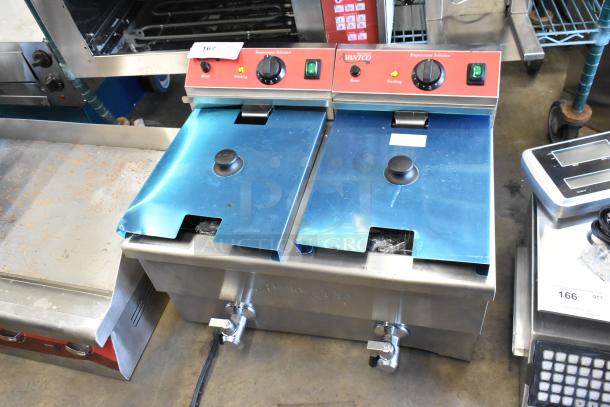 BRAND NEW SCRATCH AND DENT! 2024 Avantco 177F202  30 lb. Dual Tank Medium-Duty Electric Countertop Fryer w/ 2 Metal Fry Baskets and 2 Lids. 208-240 Volts, 1 Phase. - Image 2 of 9