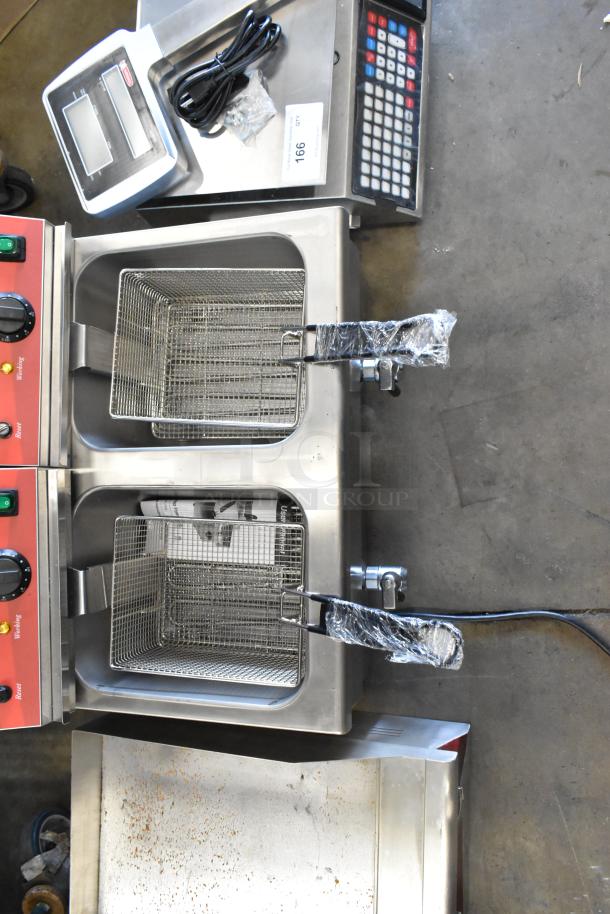 BRAND NEW SCRATCH AND DENT! 2024 Avantco 177F202  30 lb. Dual Tank Medium-Duty Electric Countertop Fryer w/ 2 Metal Fry Baskets and 2 Lids. 208-240 Volts, 1 Phase. - Image 6 of 9