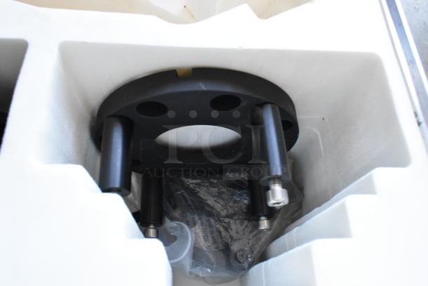 Flowcine Black Mount in hard case, featuring sturdy construction. Comes with original packaging, indicating excellent condition.