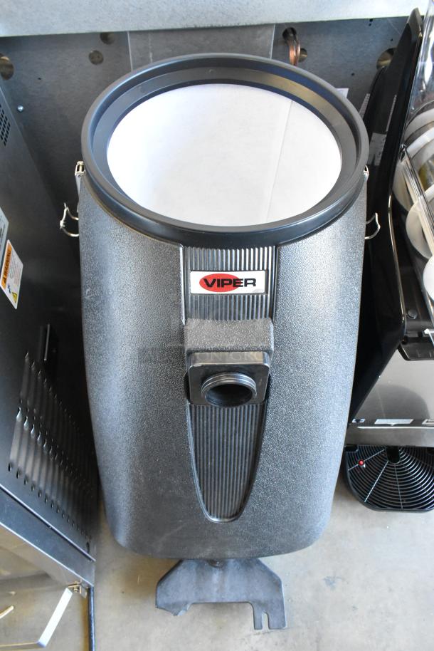 BRAND NEW SCRATCH AND DENT! Viper SN18WD Shovelnose 18 Gallon Wet / Dry Vacuum with Squeegee and Tool Kit - Image 5 of 9