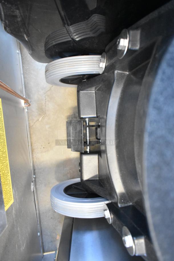 BRAND NEW SCRATCH AND DENT! Viper SN18WD Shovelnose 18 Gallon Wet / Dry Vacuum with Squeegee and Tool Kit - Image 8 of 9